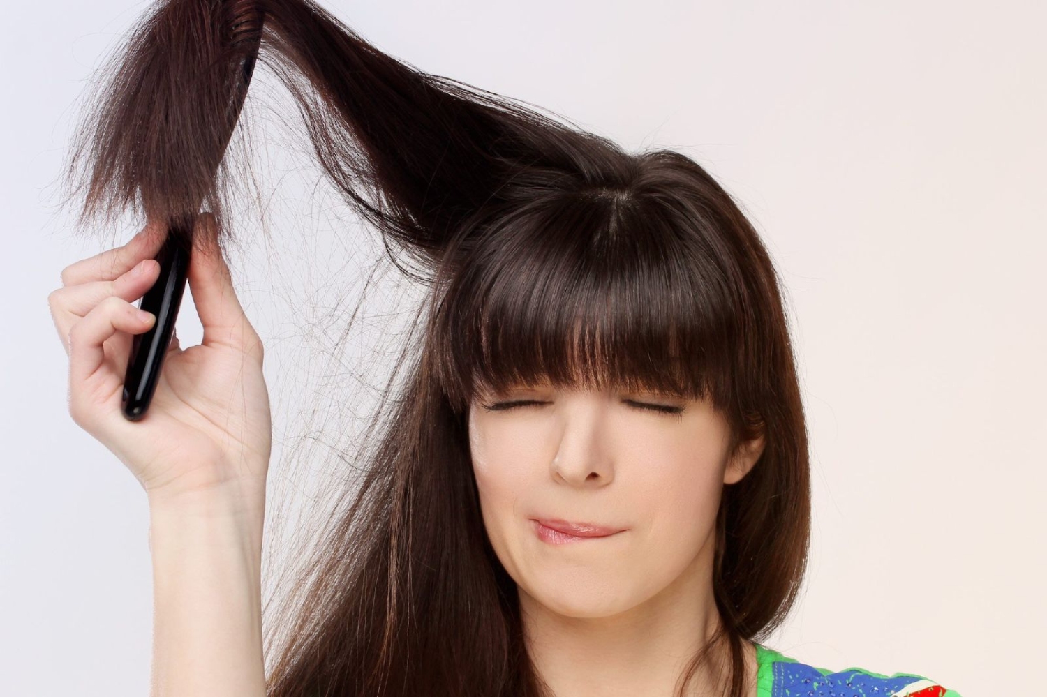Chải tóc nhẹ nhàng là cách giúp suôn mượt và giảm gãy rụng