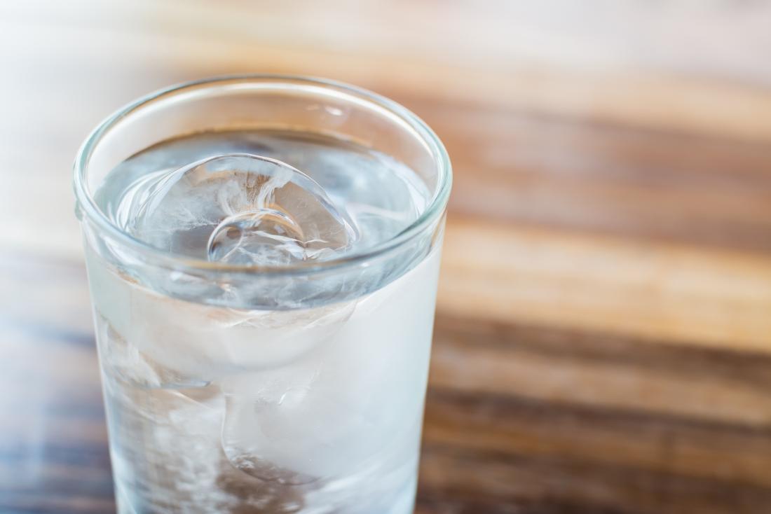 Uống thật nhiều nước lọc là liệu pháp dưỡng ẩm da hiệu quả