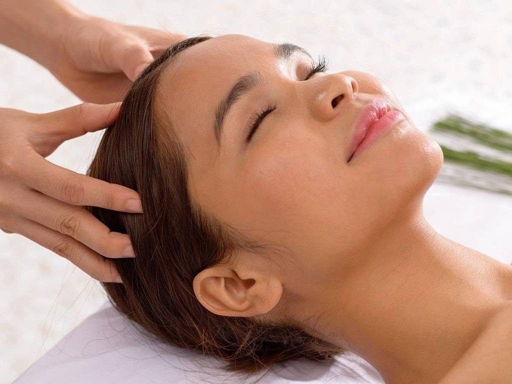 Massage da đầu kích thích tóc suôn mượt và giảm stress hiệu quả