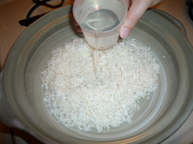 Chuẩn bị nước vo gạo chỉ thông qua những công đoạn đơn giản