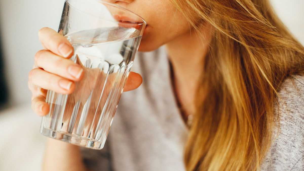 Uống đủ nước là một trong các yếu tố giúp da sáng khỏe