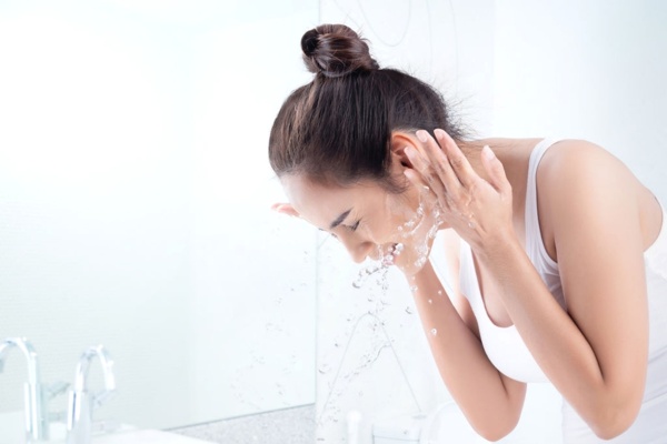 Rửa mặt với nước rau má chữa lành tổn thương