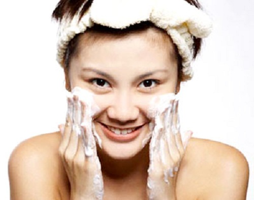 Dùng phấn rôm rửa mặt có thể giúp bạn dưỡng da trắng sáng và lớp nền bền chặt cả ngày