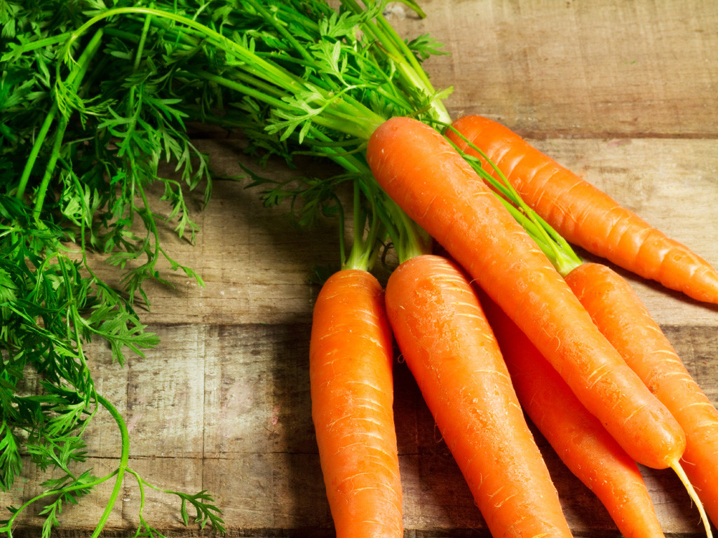 Cà rốt là nguồn thực phẩm cung cấp Vitamin A cho làn da khô nứt nẻ