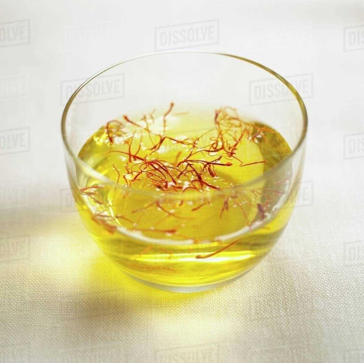 Pha chế Saffron cùng với nước ấm cực kì đơn giản